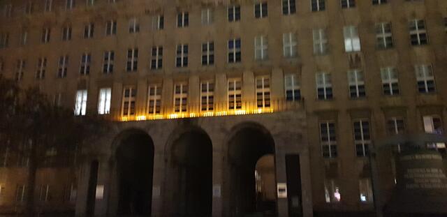 Lichter auf dem historischen Balkon.