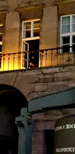 Zum Schluss wird das letzte Licht angezündet.  Oberbürgermeister Eiskirch auf dem Balkon unseres historischen Rathauses.