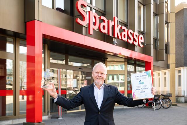 Dirk Abel, Vorstand der Stadt-Sparkasse, freut sich über den BOB-Award- eine Anerkennung für das Engagement rund um das Thema Ausbildung auf der Berufs-Orientierungs-Börse und darüber hinaus.
