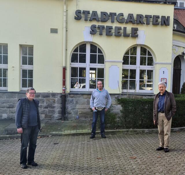 Uwe Zander (l.) und Eduard Schreyer (r.) von der Steeler Bürgerschaft begrüßten Ralf Bradtka an seiner neuen Wirkungsstätte.