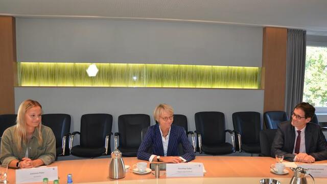 Pressekonferenz zu „Anschluss individuell schaffen (Ais)“: v.l. Studentin Johanna Peter, Regierungspräsidentin Dorothee Feller und Projektleiter Wolfgang Lennartz. © Bezirksregierung Münster
