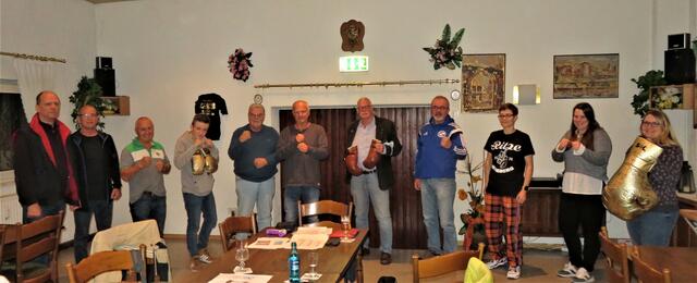 Die DBS-Vorstandsmitglieder von links: Wilfried Peters,
Francesco Solimeo (Trainer), Vasili Gherta (Trainer) Andrei
Gherta (Boxer), Peter Pirra, Mathias Burchardt (am 10.2.21
gestorben), Manfred Henne, Rolf Thielmann, Dr. Sabine Lauer, Katrin Muntoni und Katharina Telwa.