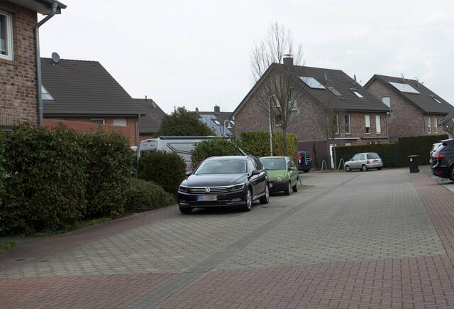 Das sind die beiden einzigen Stellplätze an der Melanchthonstraße im Bereich der Hausnummern 25 bis 47. "Eindeutig zu wenig für die 16 Familien, die hier wohnen", beklagen die Anwohner.