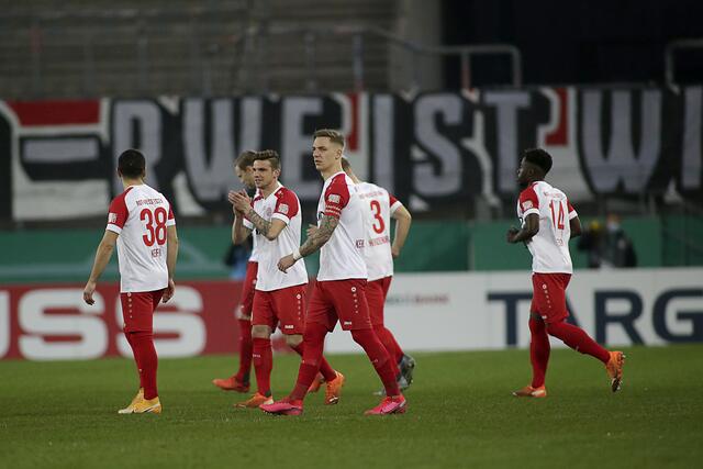 Entsetzen in den Gesichtern (v.l.): Oguzhan Kefkir, Dennis Grote, Kevin Grund, Marco Kehl-Gomez, Felix Herzenbruch und Daniel Heber nach dem Kieler Doppelschlag.