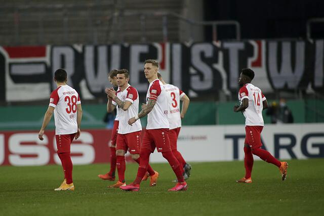 Entsetzen in den Gesichtern (v.l.): Oguzhan Kefkir, Dennis Grote, Kevin Grund, Marco Kehl-Gomez, Felix Herzenbruch und Daniel Heber nach dem Kieler Doppelschlag. | Foto: Markus Endberg