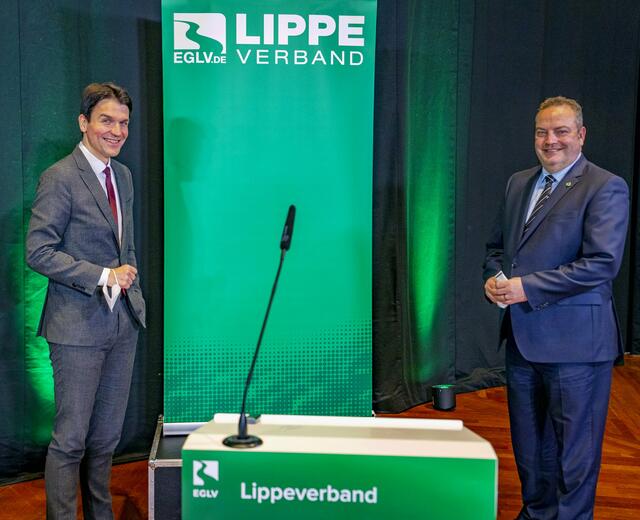 In seiner ersten konstituierenden Sitzung wählte der neue Rat einen neuen Vorsitzenden: Bodo Klimpel (r.), Landrat des Kreises Recklinghausen, nimmt dieses Amt erneut wahr. Vorstandsvorsitzender Prof. Dr. Uli Paetzel (l.) gratuliert.