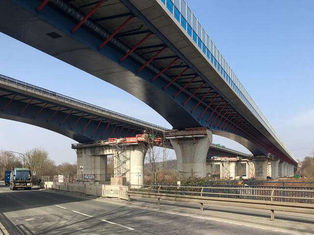 Die beiden Hälften der A45-Brücke über das Lennetal