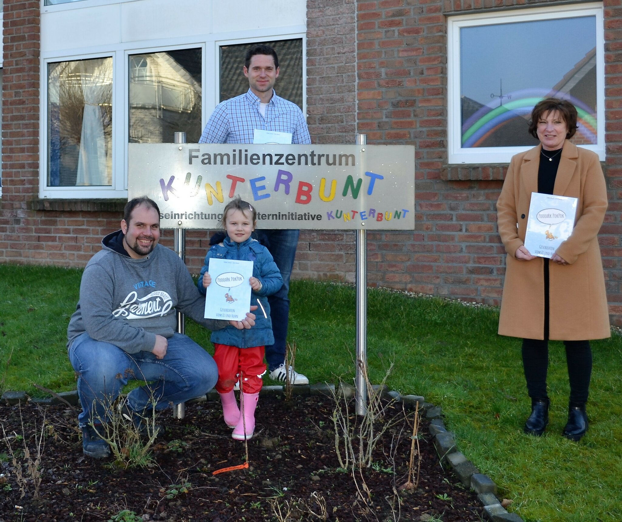 Zwei Uedemer Landwirte verschenken Kinderbücher an alle Uedemer