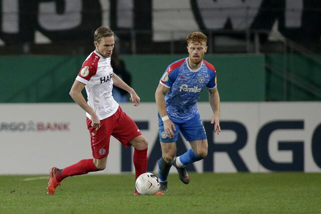 Tragische Figur: RWE-Spielmacher Dennis Grote (l.), im Zweikampf mit Kiels Mikkel Kirkeskov, wurde für ein Foul bestraft, das keines war.