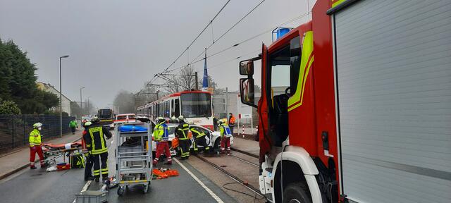 Für die Dauer des Einsatzes war die Marsbruchstraße beidseitig durch die Polizei komplett gesperrt.