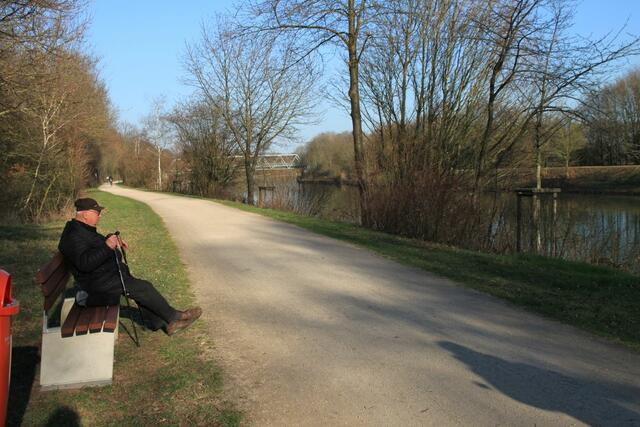 Dank der Stadtteilkonferenz "Gemeinsam Hardt" wurden sechs neue Bänke am Kanal aufgebaut. | Foto: Privat