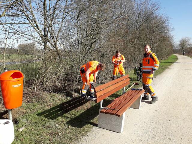 Dank der Stadtteilkonferenz "Gemeinsam Hardt" wurden sechs neue Bänke am Kanal aufgebaut. | Foto: Privat