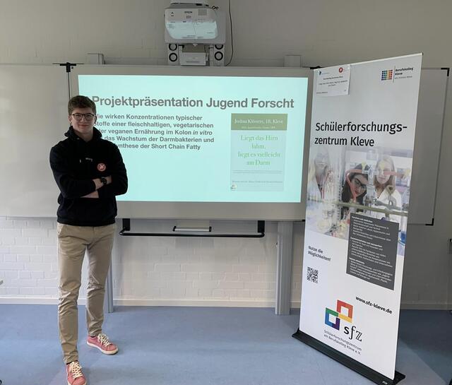 Joshua Klösters hat zum zweiten Mal bei "Jugend forscht" teilgenommen. Auch wenn er den Austausch mit den anderen Jugendlichen vermisst habe, sei es eine lohnenswerte Erfahrung und eine gute Vorbereitung auf das Medizin-Studium gewesen.
