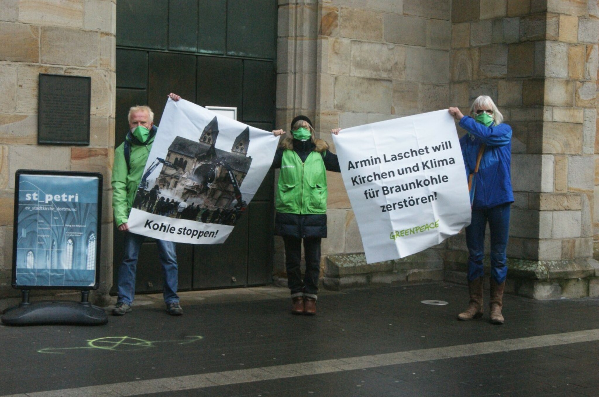 Greenpeace-Aktive demonstrieren vor der Dortmunder St. Petri Kirche ...