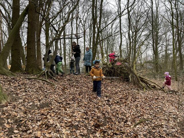 Kindergarten Emmerich: Kinder räumen den Wald auf - Emmerich am Rhein