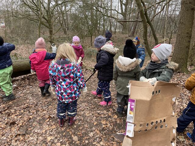 Kindergarten Emmerich: Kinder räumen den Wald auf - Emmerich am Rhein