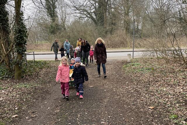 Kindergarten Emmerich: Kinder räumen den Wald auf - Emmerich am Rhein