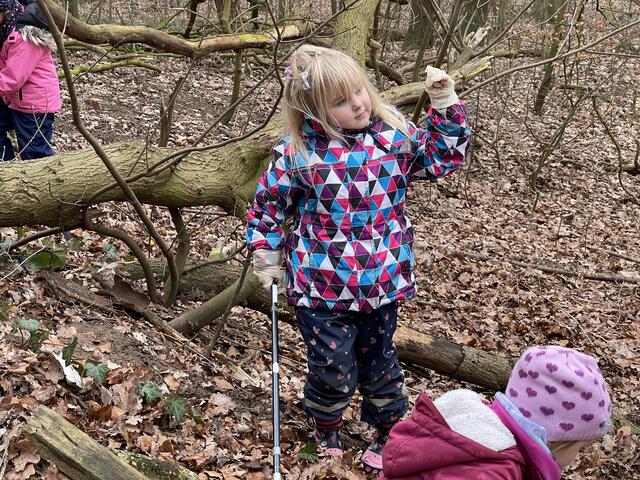Kindergarten Emmerich: Kinder räumen den Wald auf - Emmerich am Rhein