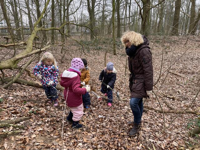 Kindergarten Emmerich: Kinder räumen den Wald auf - Emmerich am Rhein