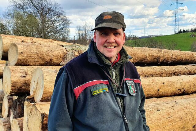 Revierförster Dipl. Forst-Ing. Thomas Jansen in Oberstüter vor von Borkenkäfern befallenen Fichten.