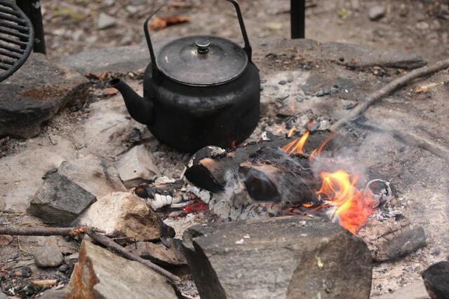 Beim Lagerfeuer, Kaffee und Tee unterhielt man sich mit dem Guide über Norwegen, dem Wasserfall und der Welt.
