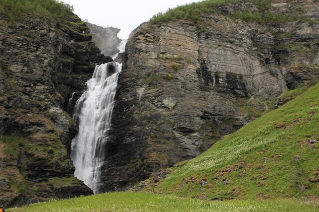Der Mollisfossen im norwegischen Reisa Nationalpark.