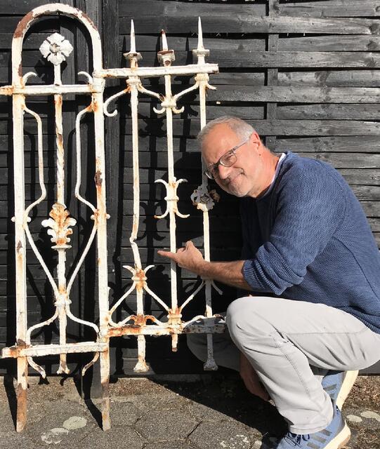 Die Schäden an diesem Metallzaun geben Rolf Siepmann Rätsel auf. Der Ruhr-Kurier berichtete im September 2020.
