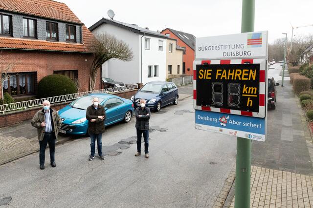 Alle Beteiligten hoffen, dass die Geschwindigkeitsanzeige künftig zur Einhaltung des Tempolimits führt.  Foto: Bartosz Galus.