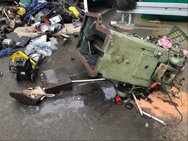 Die Polizei hat im Industriegebiet "Im Heetwinkel" einen an der Straße geparkten LKW kontrolliert und anschließend Fahrzeug plus Ladung aus dem Verkehr gezogen.