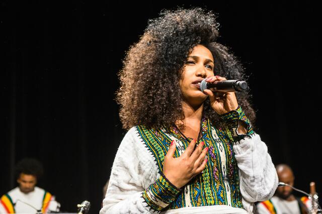 Eine Sängerin der Paal Nilsson-Love Large Unit Ethiobraz