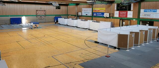 Die Sporthalle des Gymnasiums Petrinum wurde zu einem Impfzentrum umgebaut, in dem rund 450 Erzieherinnen und Erzieher zentral eine Corona-Schutzimpfung erhalten haben. Neben den Impfkabinen wurde selbstverständlich auch ein Warte- und Ruhebereich eingerichtet.