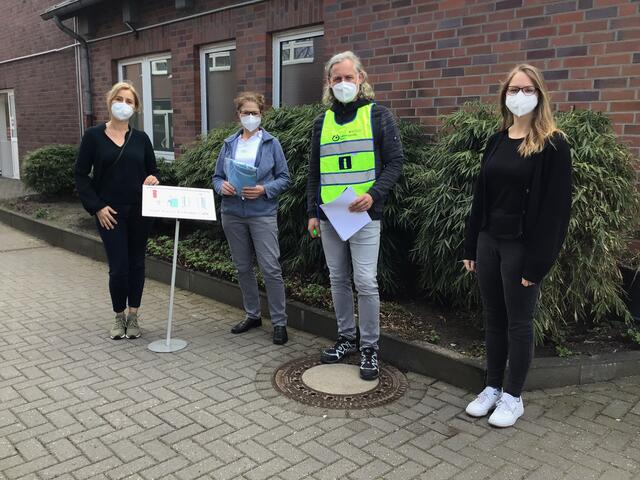 Dr. Anita Sählbrandt und Frau Dr. Angela Schwerdt impften in der ASE-Hauptwerkstatt die Corona-Schutz-Impfung. Hans-Jörg Himmelberg und Jenny Irmer bedanken sich für die Impf-Bereitschaft der ASE-Mitarbeitenden mit und ohne Behinderung.