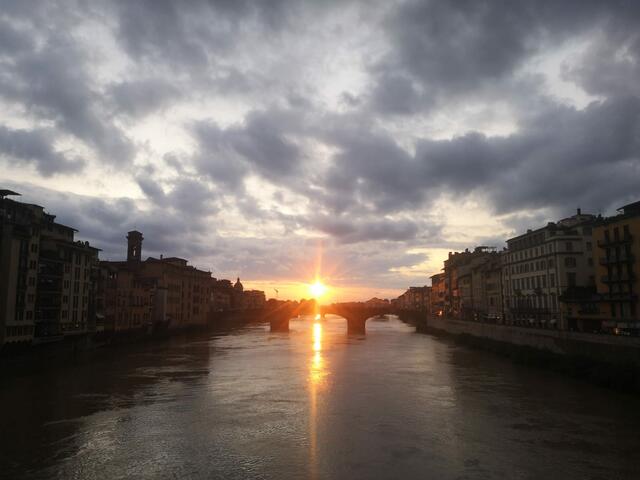Die Ponte Vecchio bietet eine schöne Aussicht auf den Sonnenuntergang und ist die älteste erhaltene Brücke in Florenz. Im Krieg hatten die Nazis zahlreiche historische Brücken zerstört.
