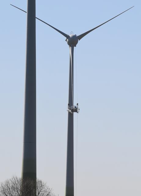 aus der Ferne sehen die Monteure wie Ameisen aus