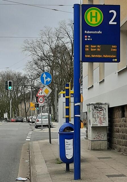 Die Fahrgäste der Linie 106 sind an solchen Haltestellen stark gefährdet, weil manche Autofahrer*innen an der haltenden Straßenbahn vorbeifahren, obwohl der Blinker des Schienenfahrzeugs noch blinkt, weil Fahrgäste noch aussteigen wollen.