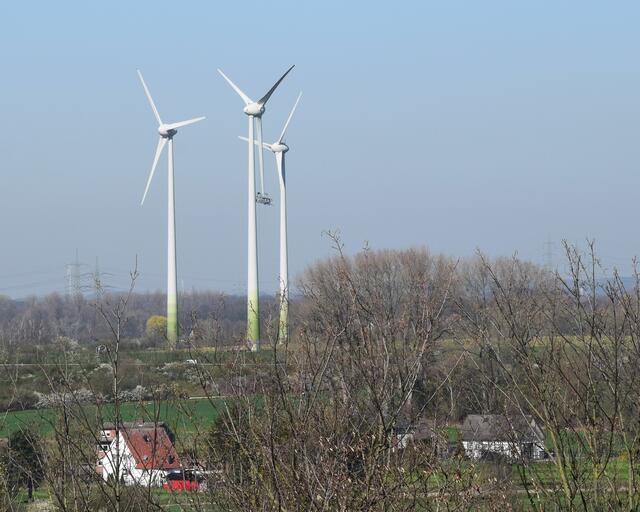 Beim ersten Spaziergang wurde gerade an den Windrädern in Waltrop gearbeitet