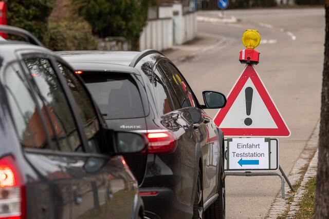 In anderen Städten wurden auch "Schnelltest-Drive-In" eingerichtet. In Gladbeck hingegen beklagen sich Testwillige darüber, dass sie keine Termintermine erhalten.