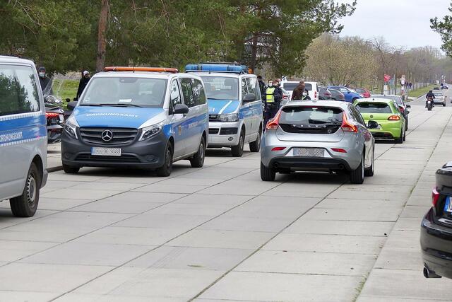 Auch im Bereich der Phoenixseestraße arbeiteten  Einsatzkräfte von Polizei und Stadt am Karfreitag zusammen: Gemeinsam kontrollierten sie Fahrer, die trotz des bestehenden Verbots "Anlieger frei" die Straße befuhren. Für die meist auswärtigen Autofahrer war dies ein ziemlich kostspieliges Vergnügen denn sie mussten an Ort und Stelle ein Verwarngeld in Höhe von 20 Euro bezahlen. | Foto: Schmitz