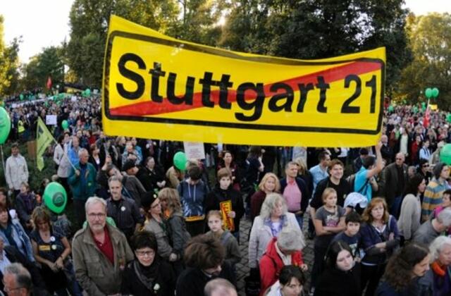 Vor gut 10 Jahren ging die Polizei gegen friedliche Demonstranten des Projekts Stuttgart 21 brutal vor - Menschen verloren ihr Augenlicht!