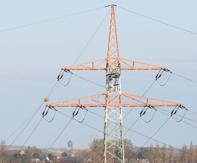 Kirchturm von Brechten und Lanstroper Ei unter einem Strommasten
