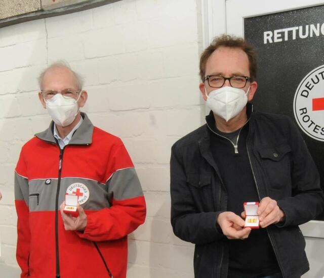 Deutsches Rotes Kreuz in Langenfeld würdigte langjährige Mitarbeiter, unter anderem Michael Müller (45 Jahre) und Jörg Uellendahl (35 Jahre).
