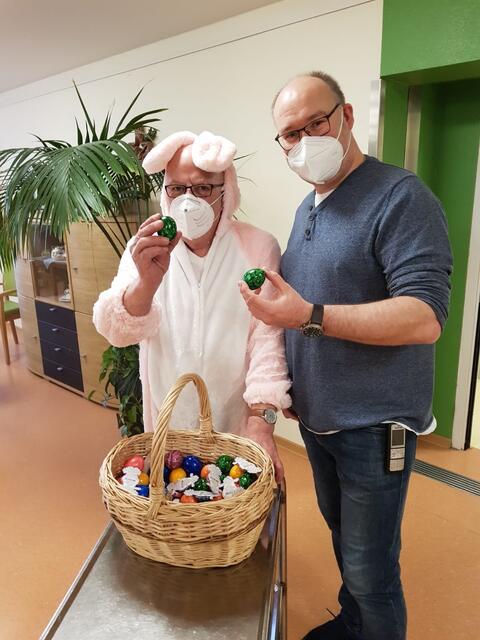 Wolfram Bogumil, der diese Aufgabe des Osterhasen bereits seit vielen Jahren gerne im Marienfried übernimmt.