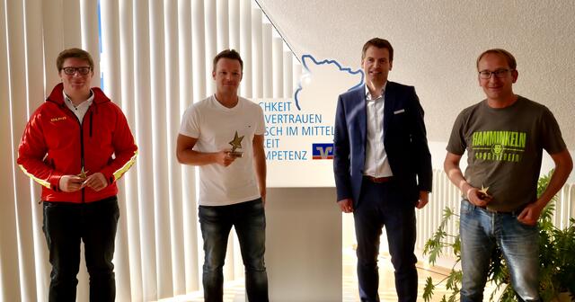 Über die Sterne des Sports in Bronze 2020 freuten sich die Vereinsvertreter: Vincent Schmette, DLRG, Tobias Püttmann, SUS 09 und Jörg Bückmann, Hamminkelner SV. 2.v.r. Claus Overlöper, Vorstandsmitglied der Volksbank Rhein-Lippe eG.
