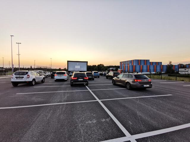 Auf dem Parkplatz des Stadions in Velbert wird durch die "Velberter Kulturloewen" wieder eine große Kinoleinwand aufgestellt.