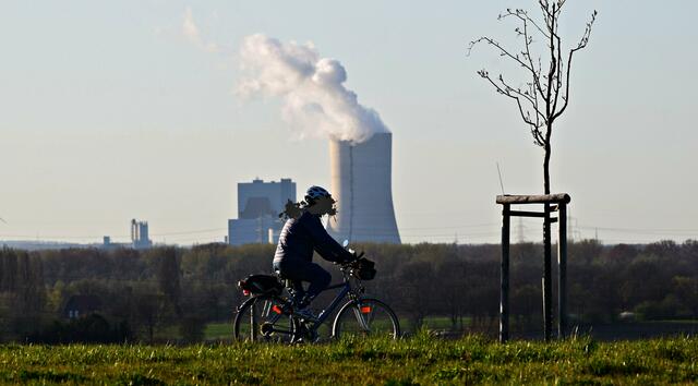 Radfahrer mit Datteln IV im Hintergrund