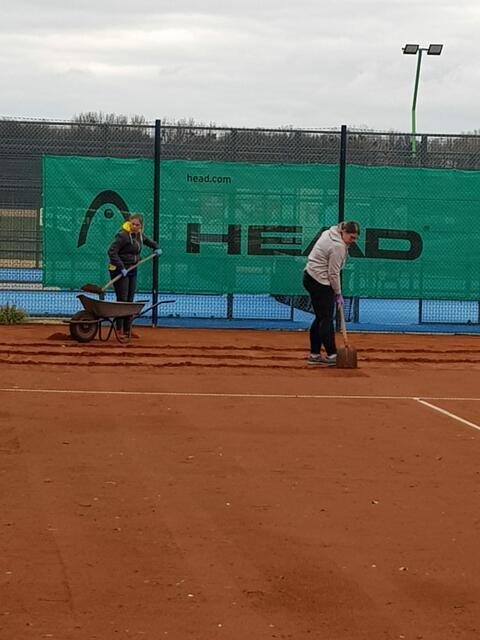 Die Saison beginnt, wie in jedem Jahr, mit dem Herrichten der Plätze.