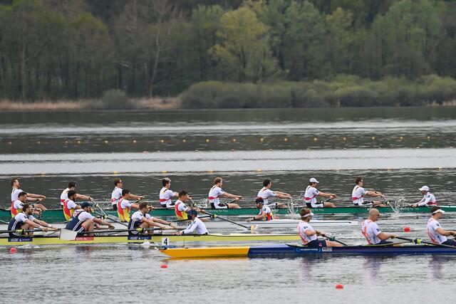 Das Finale bei der Ruder-EM im italienischen Varese: Der Deutschland-Achter (hinten im Bild) mit den Booten aus den Niederlanden, Großbritannien und Rumänien.
