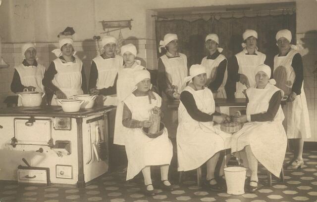 Hauswirtschaftsklasse im Mai 1929: Else Trand, Guste Weber, Guste Träderich, Ida Pötter, Irma Gröne, Leni Geier, Hilde Sander, Maria Makitsch, Anna Schickling, Trudchen K, Luise Haß
(Photograph Janzen, sein Atelier war auf der Waltroper Straße 4)