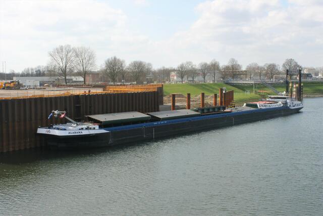 Die für die Brückenmontage notwendigen Stahl-brückenteile, mit einem Gesamtgewicht von 1.000 Tonnen, wurden per Schiff geliefert.