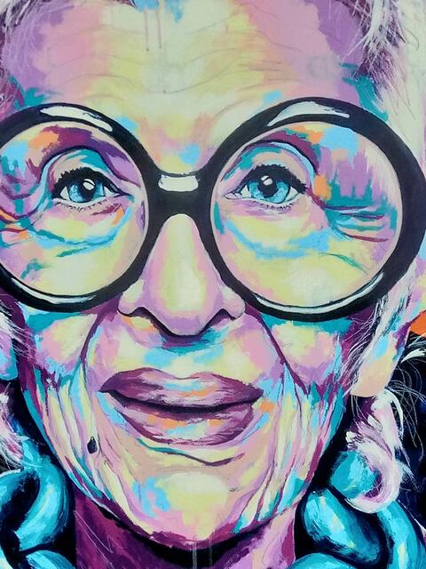 IRIS APFEL, eine 1921 geborene New Yorker Geschäftsfrau, die im Alter von 97 Jahren ihren ERSTEN Modelvertrag unterschrieben hatte ... 